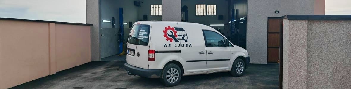 Servisni kombi AS Ljuba parkiran ispred radionice u Ovči